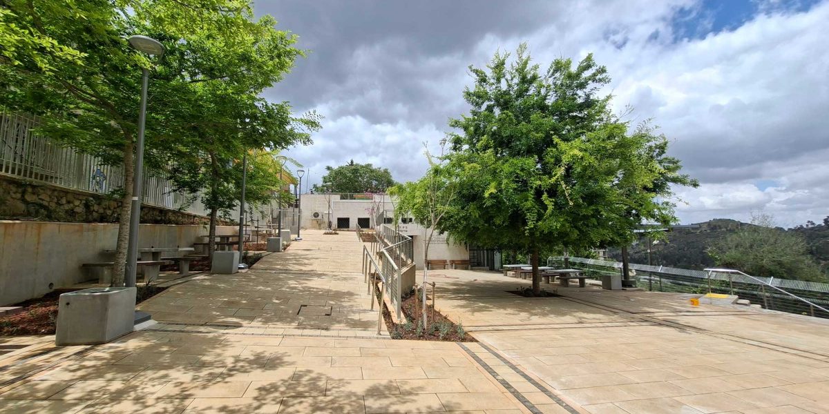 אודיטוריום בית הלן - מבואה ועליה לגג-קפה